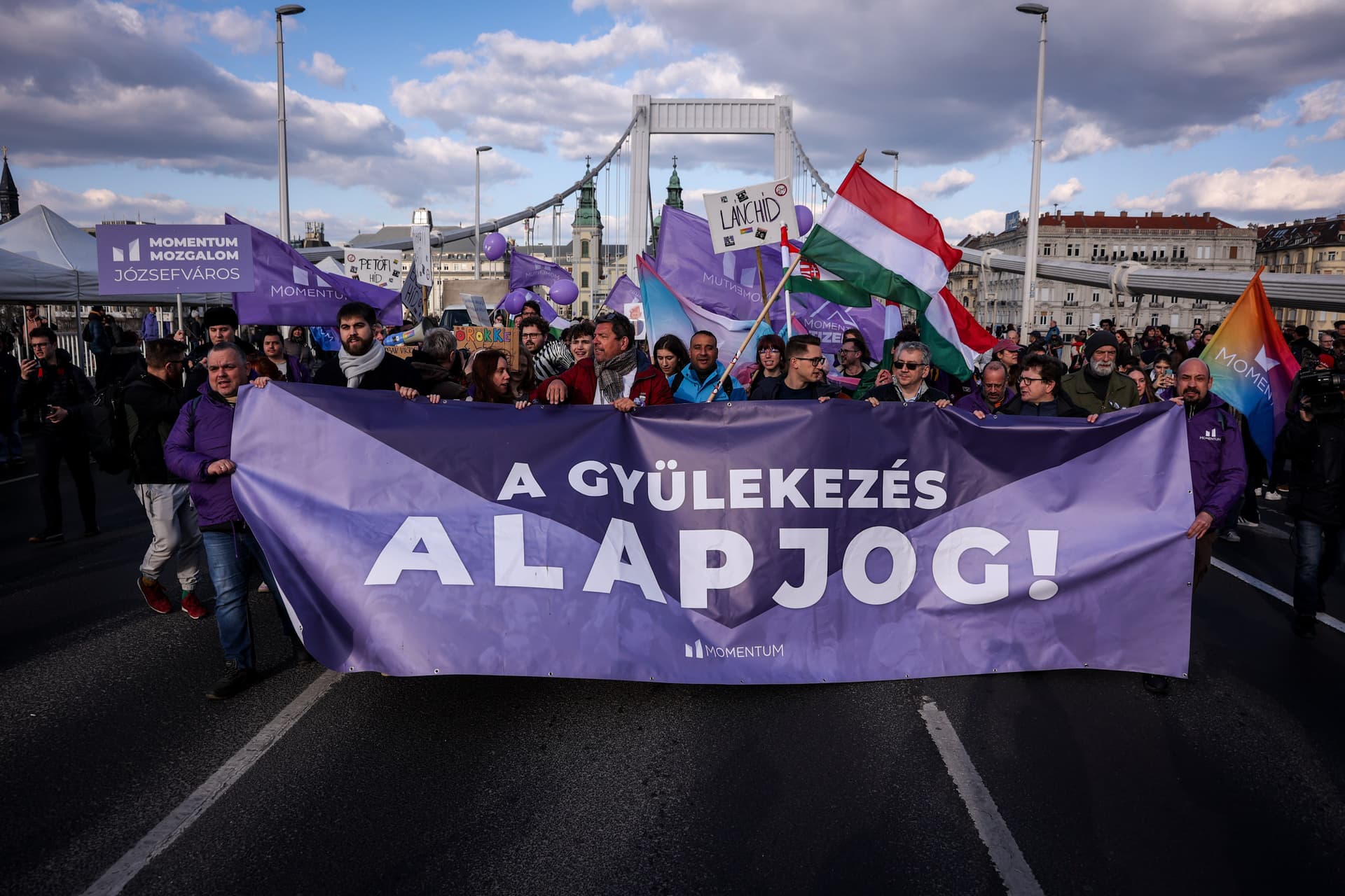 pride hídfoglalók Erzsébet híd Pride-törvény Pride törvény gyülekezési jog