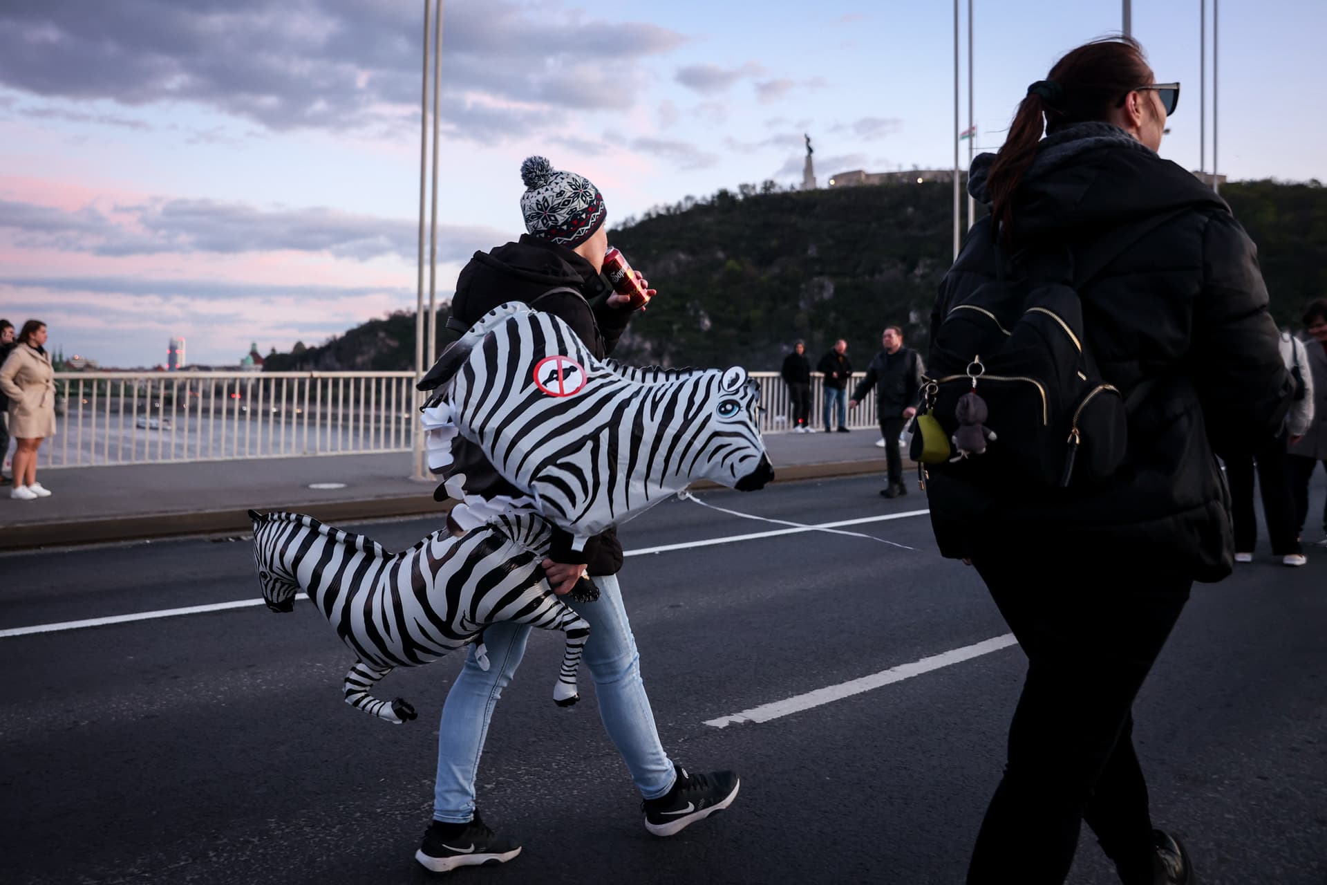 pride hídfoglalók Erzsébet híd Pride-törvény Pride törvény gyülekezési jog