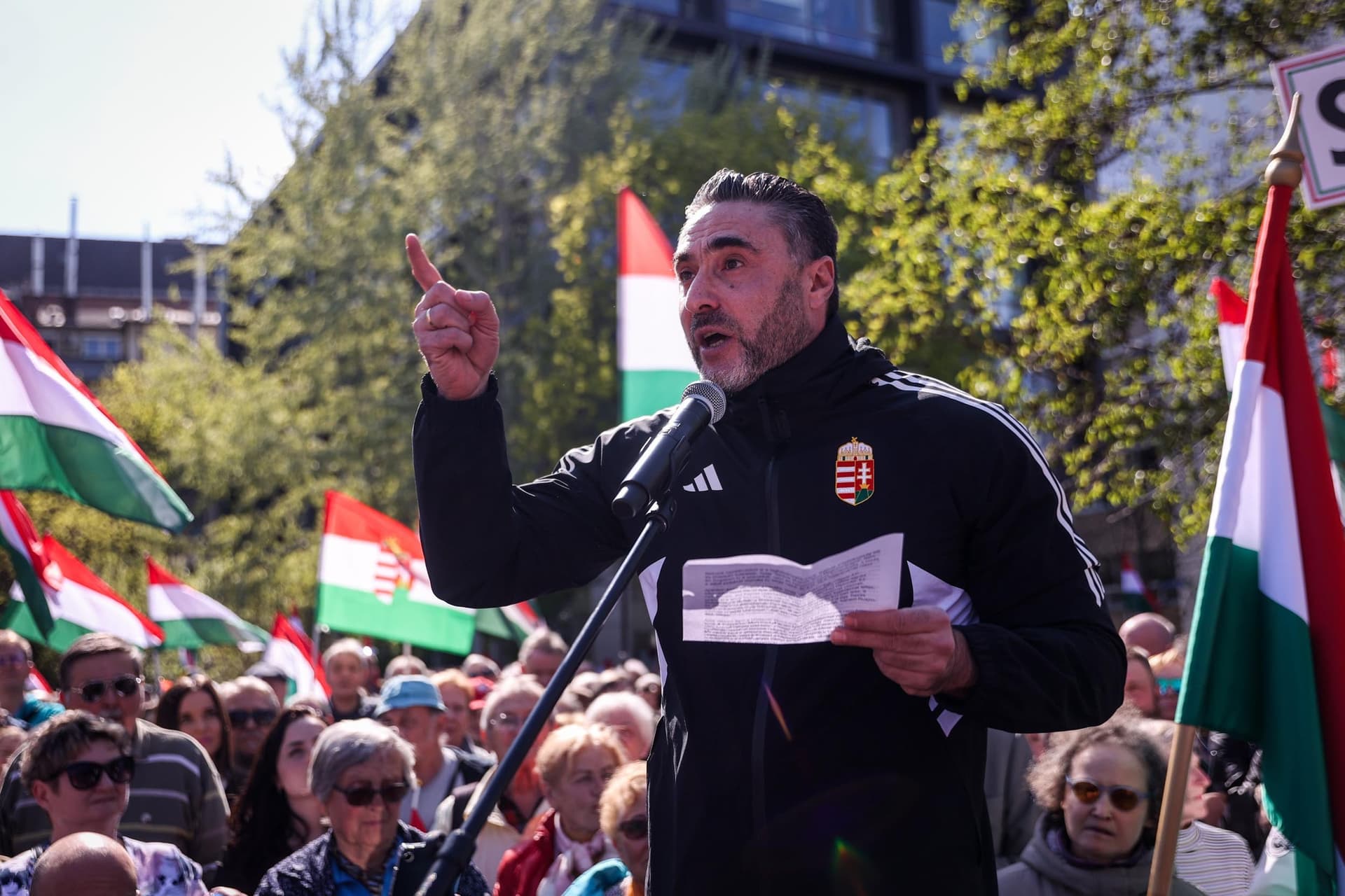 CÖF tüntetés Apáti Bence balettművész, publicista, a Nemzeti Ellenállás Mozgalom képviselője