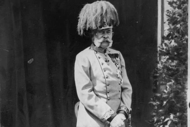 Kalapács alá került Ferenc József papucsa
