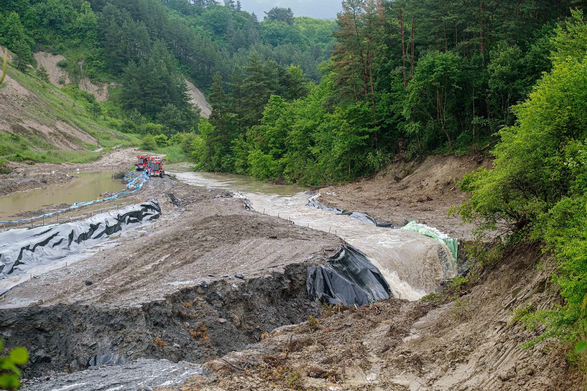 Ömlik a víz a parajdi sóbányába