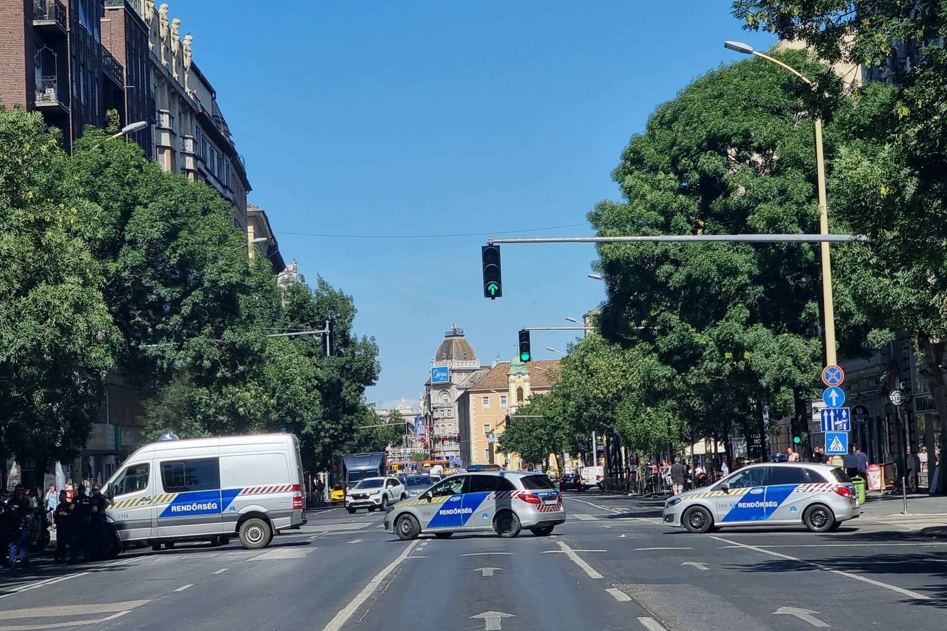 rendőr rendőrautó astoria keleti pályaudvar budapest pride