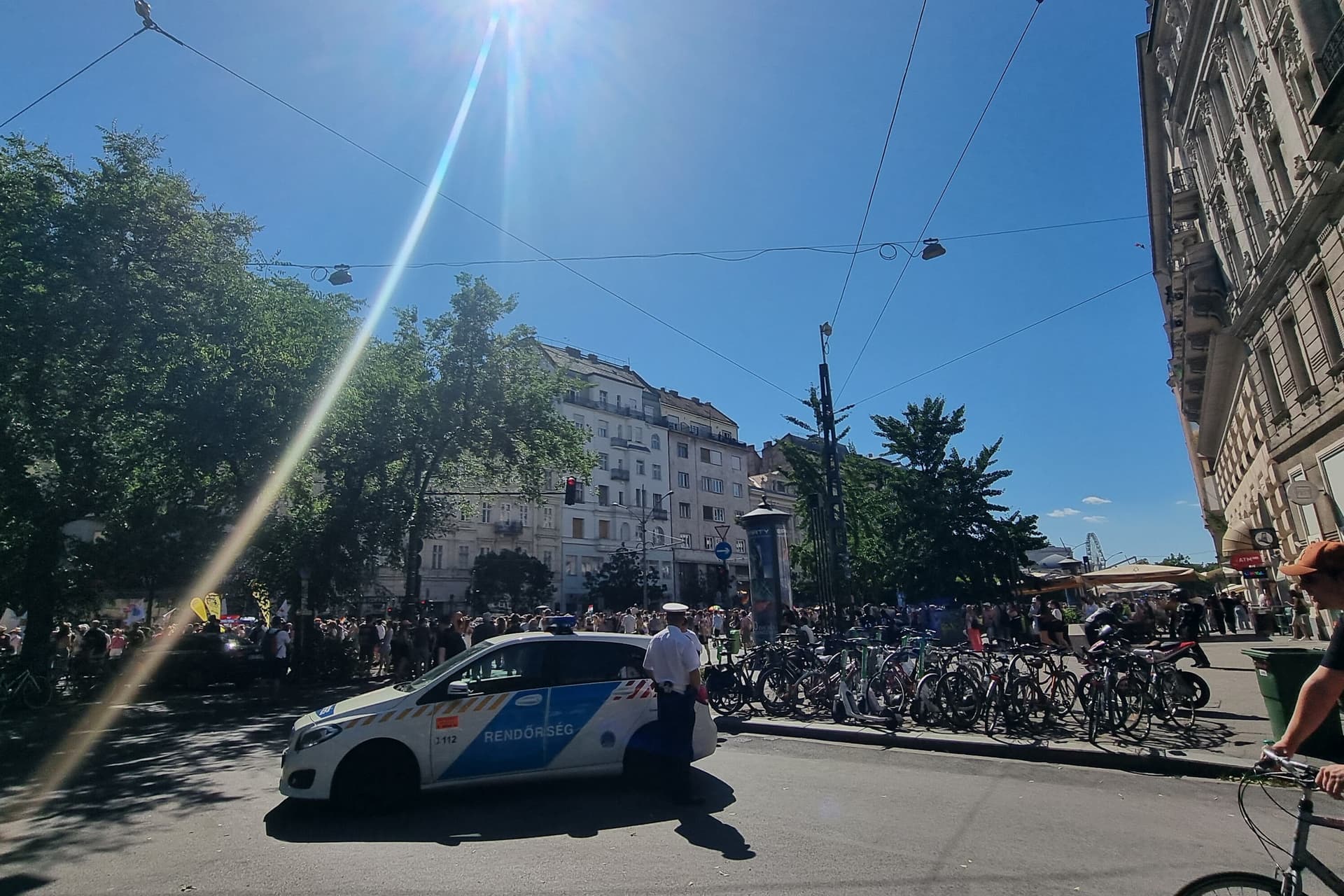 rendőr rendőrautó budapest pride