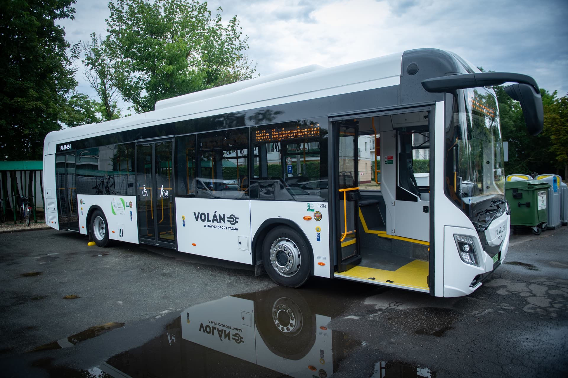 Új elektromos Ikarus autóbuszt helyeztek üzembe Hajdúszoboszlón