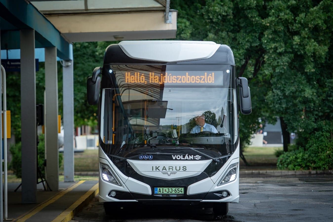 Elektromos Ikarus busz átadása Hajdúszoboszlón