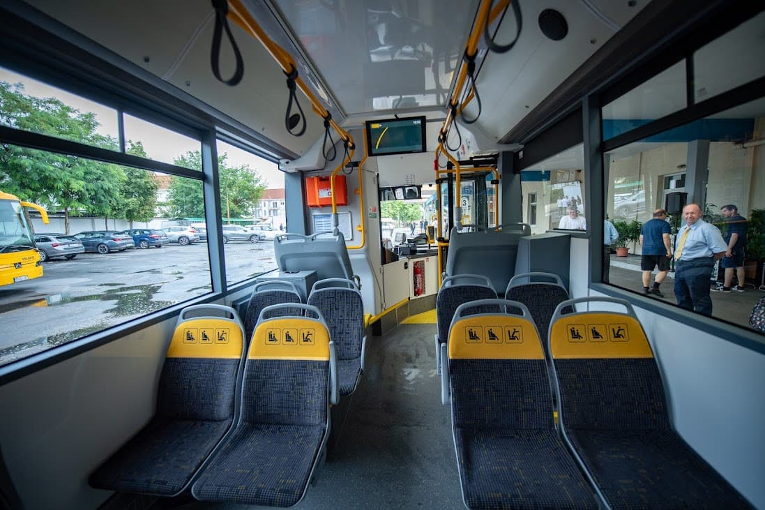 Elektromos Ikarus busz átadása Hajdúszoboszlón