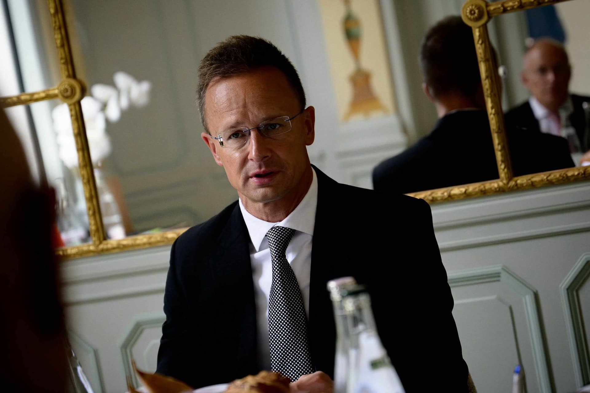 Szijjártó Péter francia nagyvállalati vezetőkkel tárgyalt Párizsban
