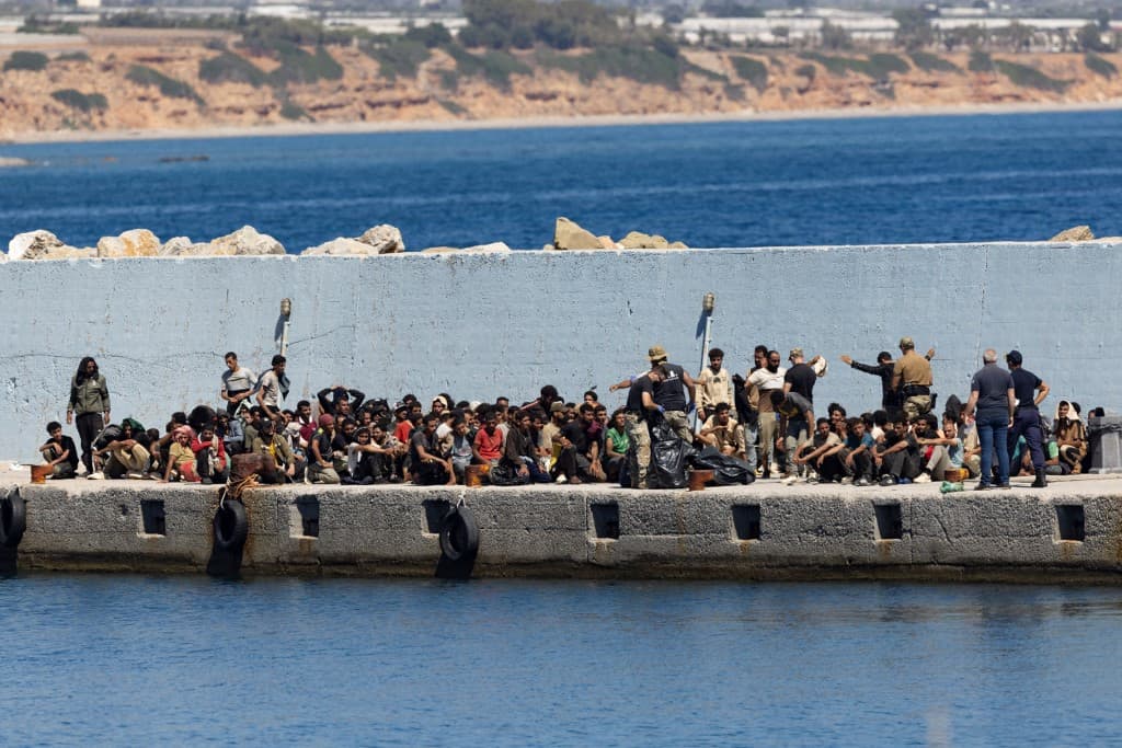 Több száz migráns érkezett Kréta szigetére