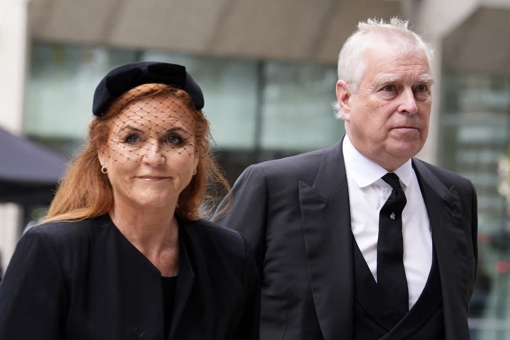 András herceg lemond minden királyi címéről a botrányok miatt
