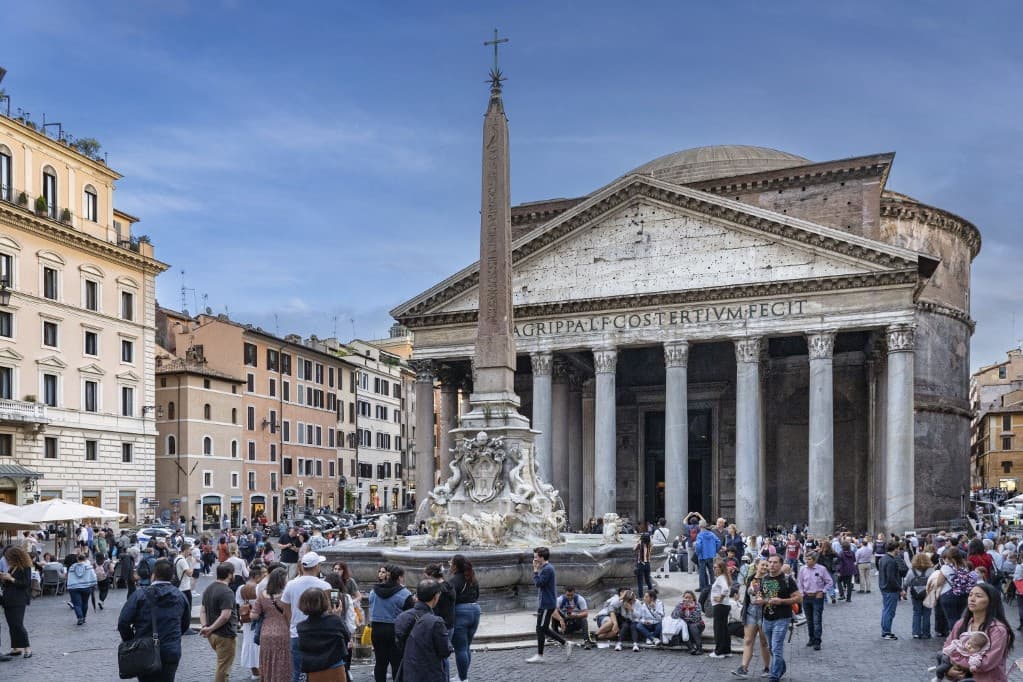 Turista zuhant le a Pantheon tetejéről