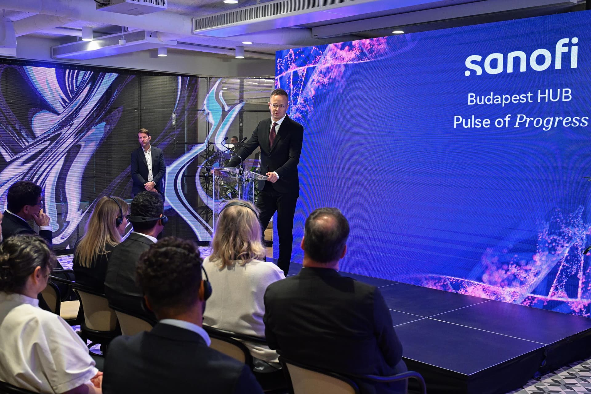 Szijjártó Péter: Ötszáz fővel bővíti munkavállalói létszámát a Sanofi Budapesten