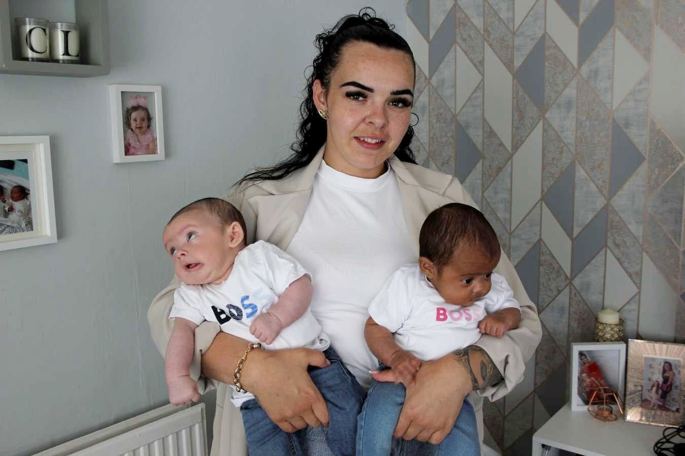 Hihetetlen: ikreket szült a fiatal brit nő, de a gyerekeknek más a bőrszíne