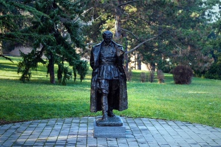 Lefejezték Josip Broz Tito köztéri szobrát