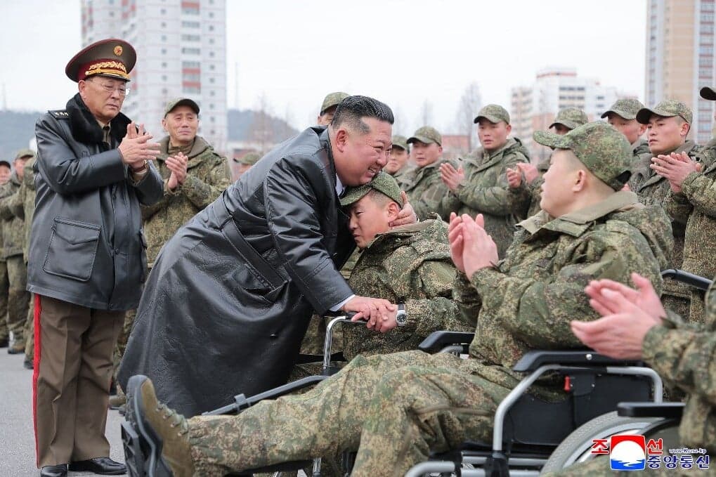 Kim Dzsongun köszöntötte az oroszországi küldetésről hazatérő aknamentesítő katonákat