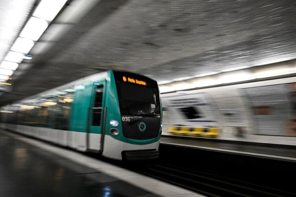 Késsel megsebesítettek több nőt a párizsi metróban