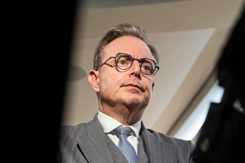 Össztűz alatt a belga miniszterelnök