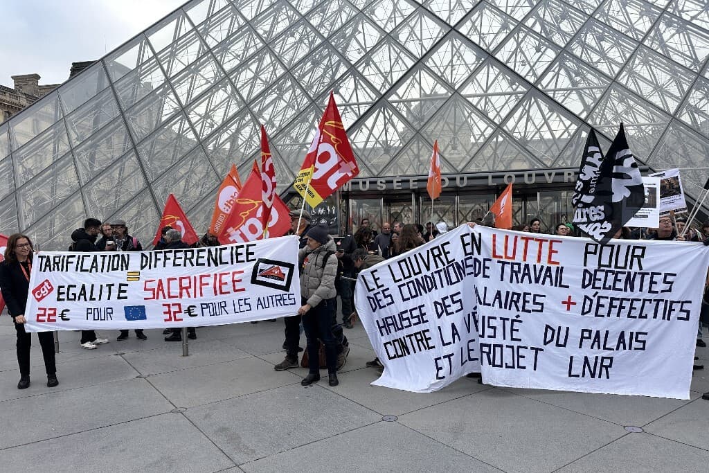 Ismét sztrájkolnak a párizsi Louvre dolgozói