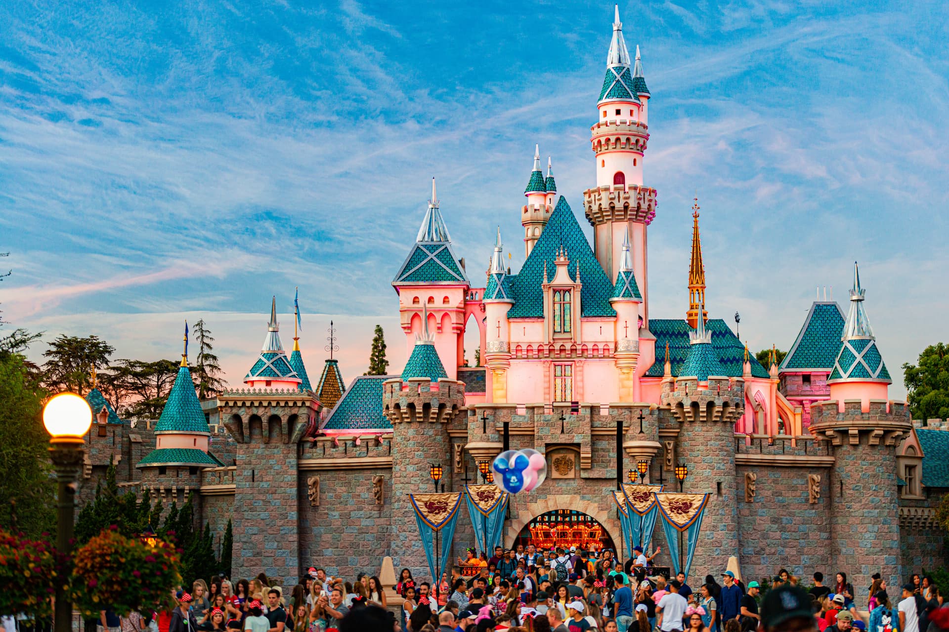 Hajmeresztő, és életveszélyes pillanatok egy Disney-mutatvány során