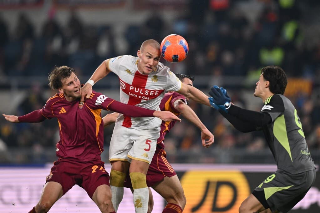 Tapad az élmezőnyre az AS Roma