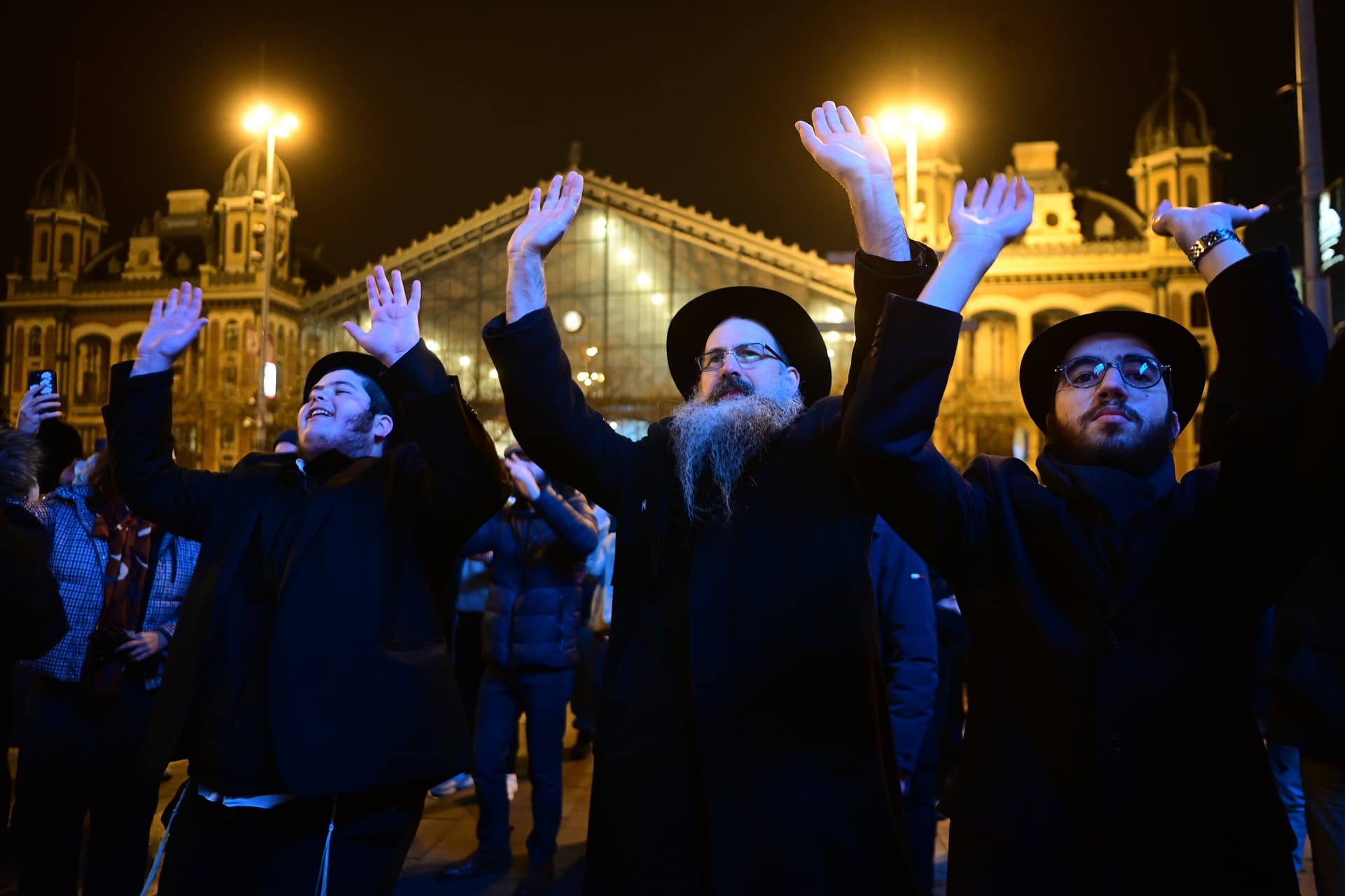 Meggyújtották az első hanukagyertyát a Nyugati téren