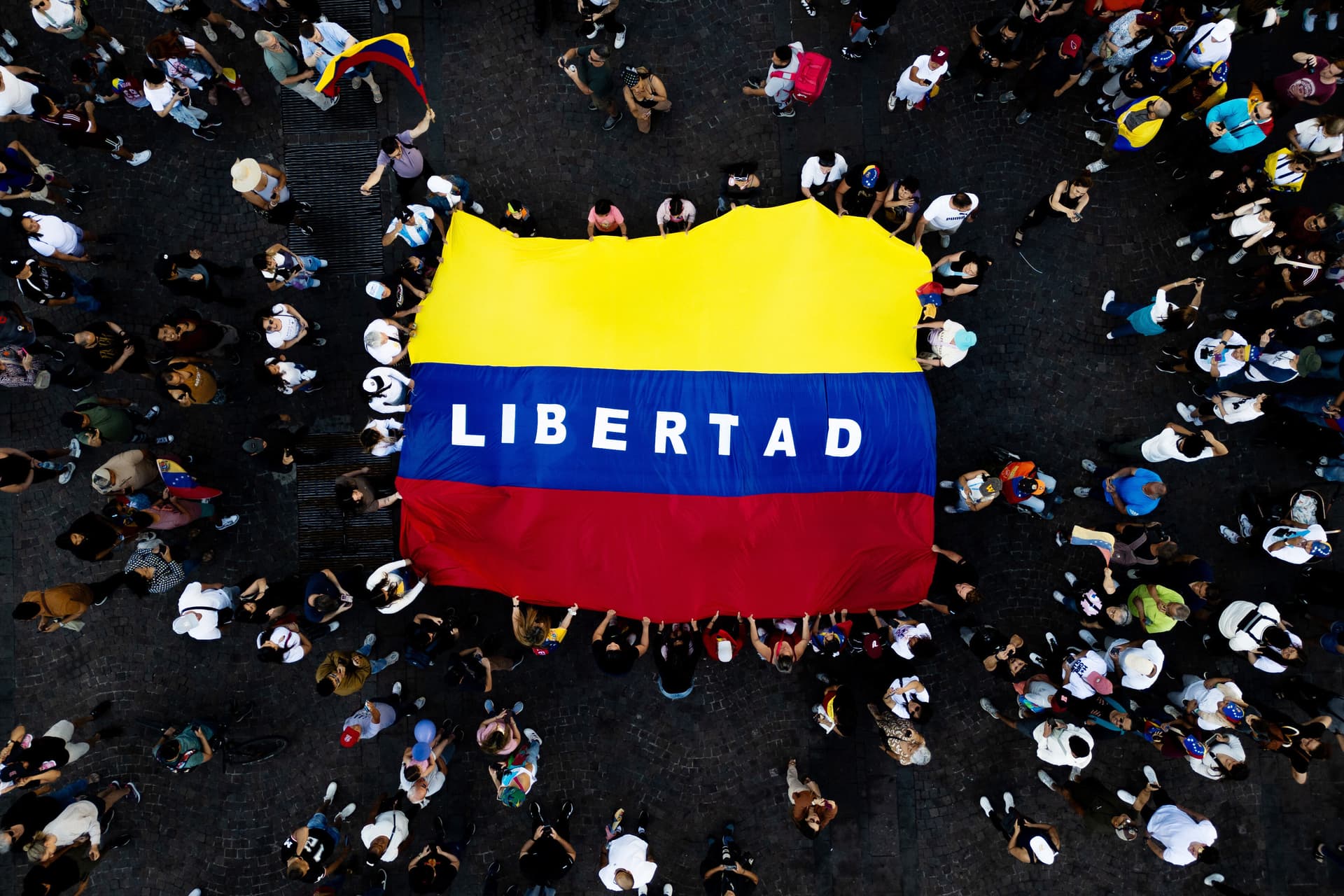 Venezuelában ismét több száz politikai foglyot bocsátotak szabadon