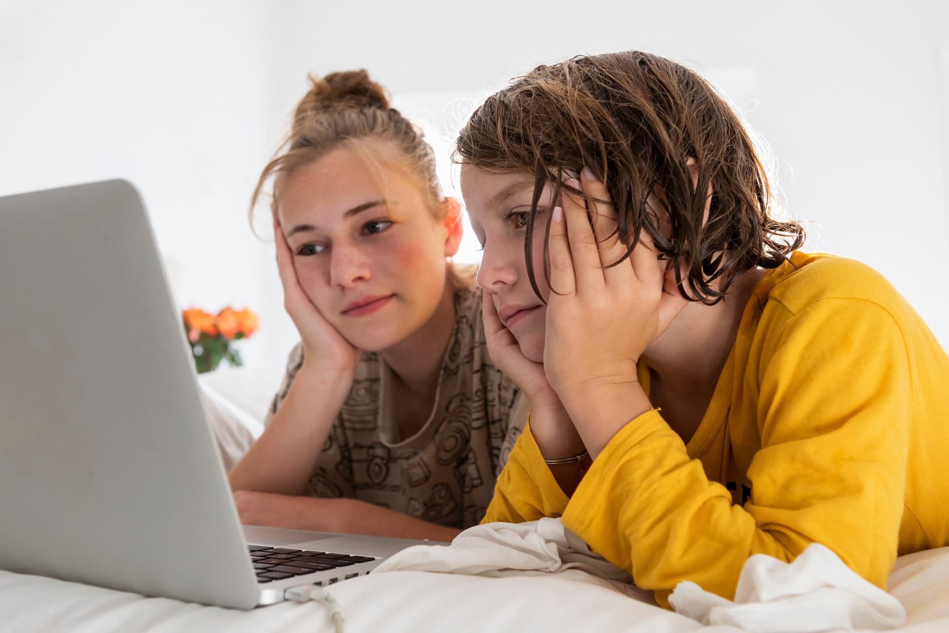 Online térbe menekülnek a fiatalok