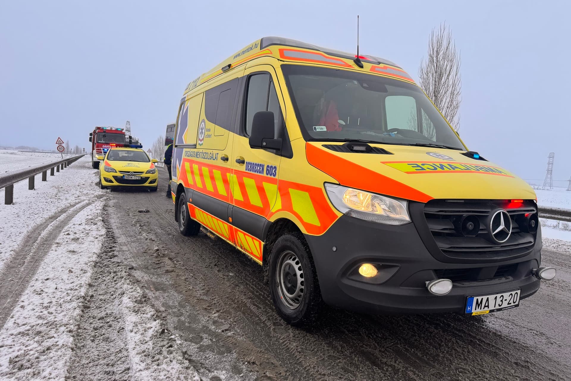 Négyen megsérültek a 85-ös főúton Peresztegnél történt balesetben