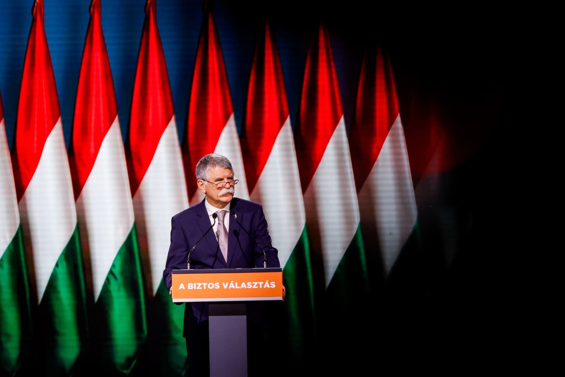 Aki felvette az állampolgárságot, felelős a magyar államért
