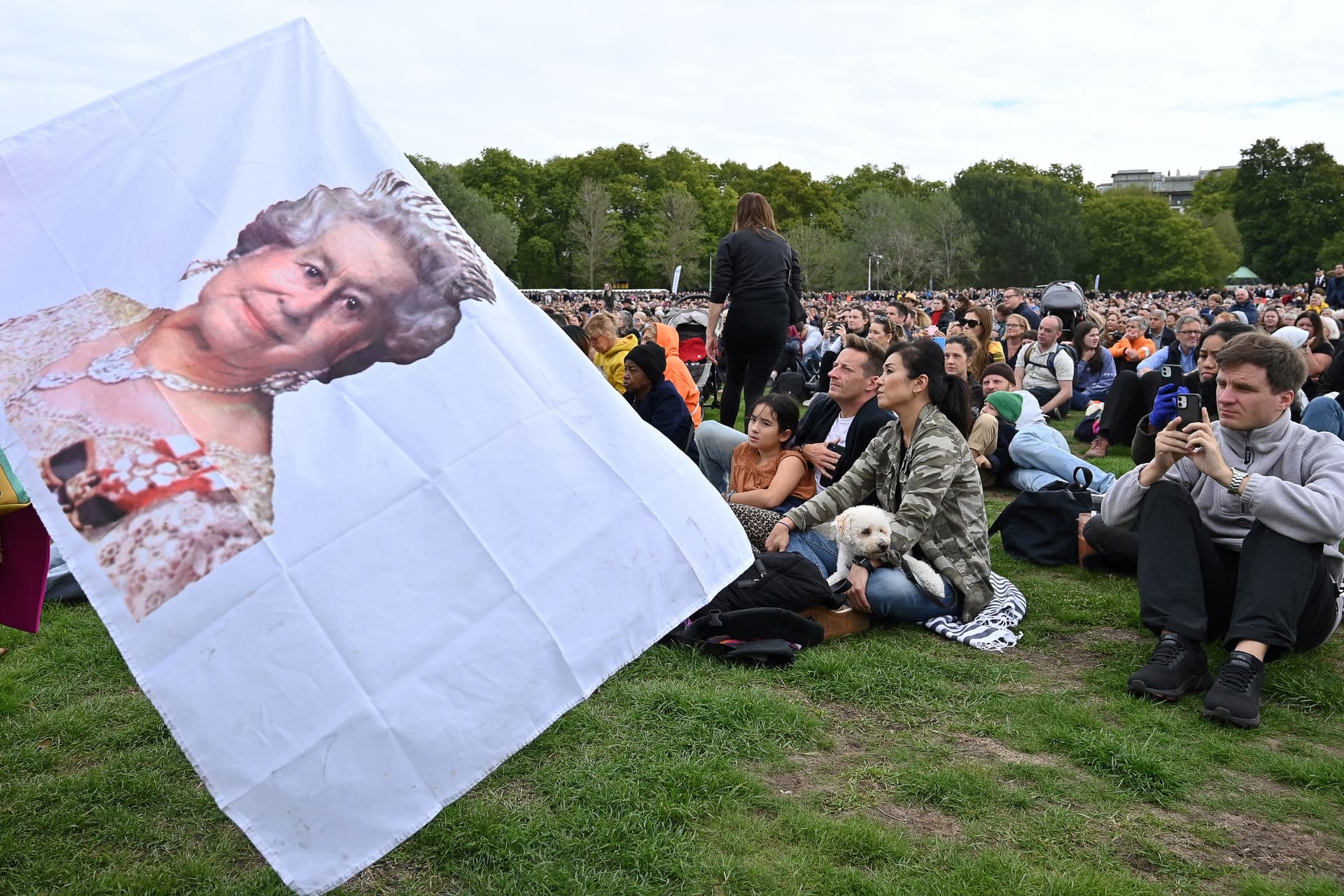 Tudták, hogy szovjet kém, a brit uralkodó mégis lovaggá ütötte