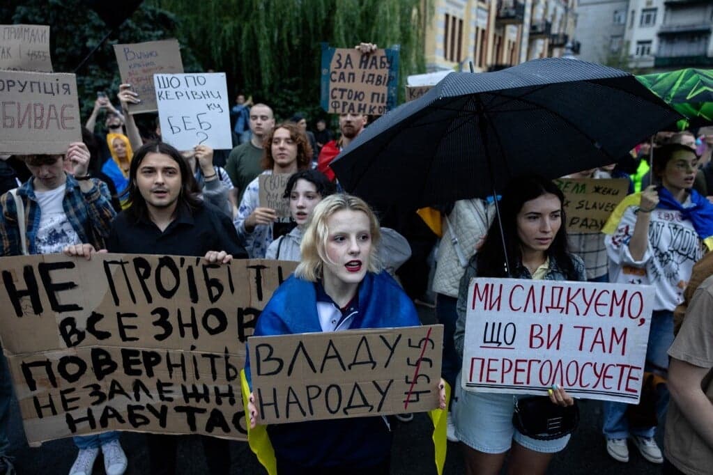 Kattant a bilincs a vagyontitkoló ukrán képviselő csuklóján