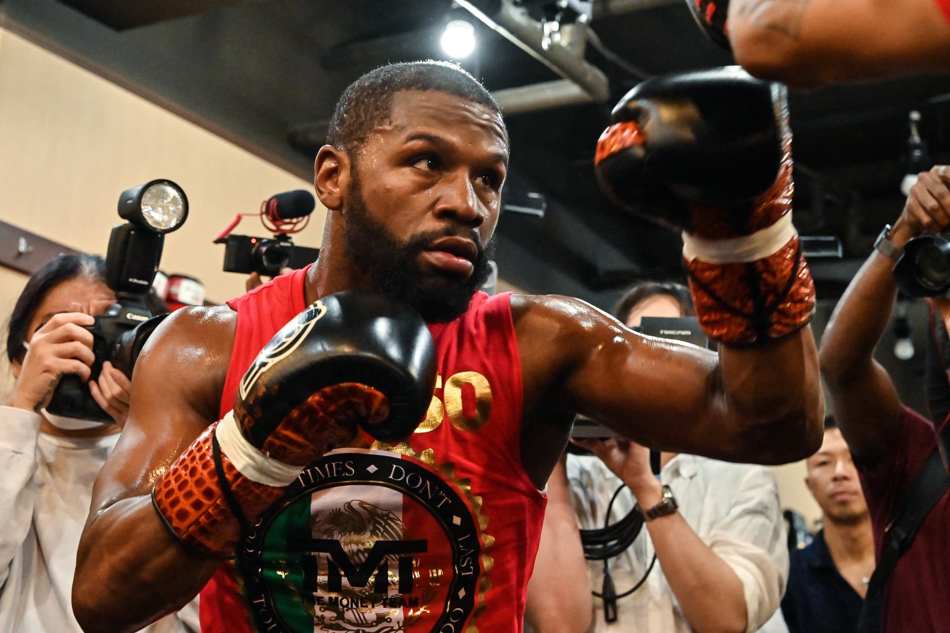 Floyd Mayweather hivatalosan is visszatér