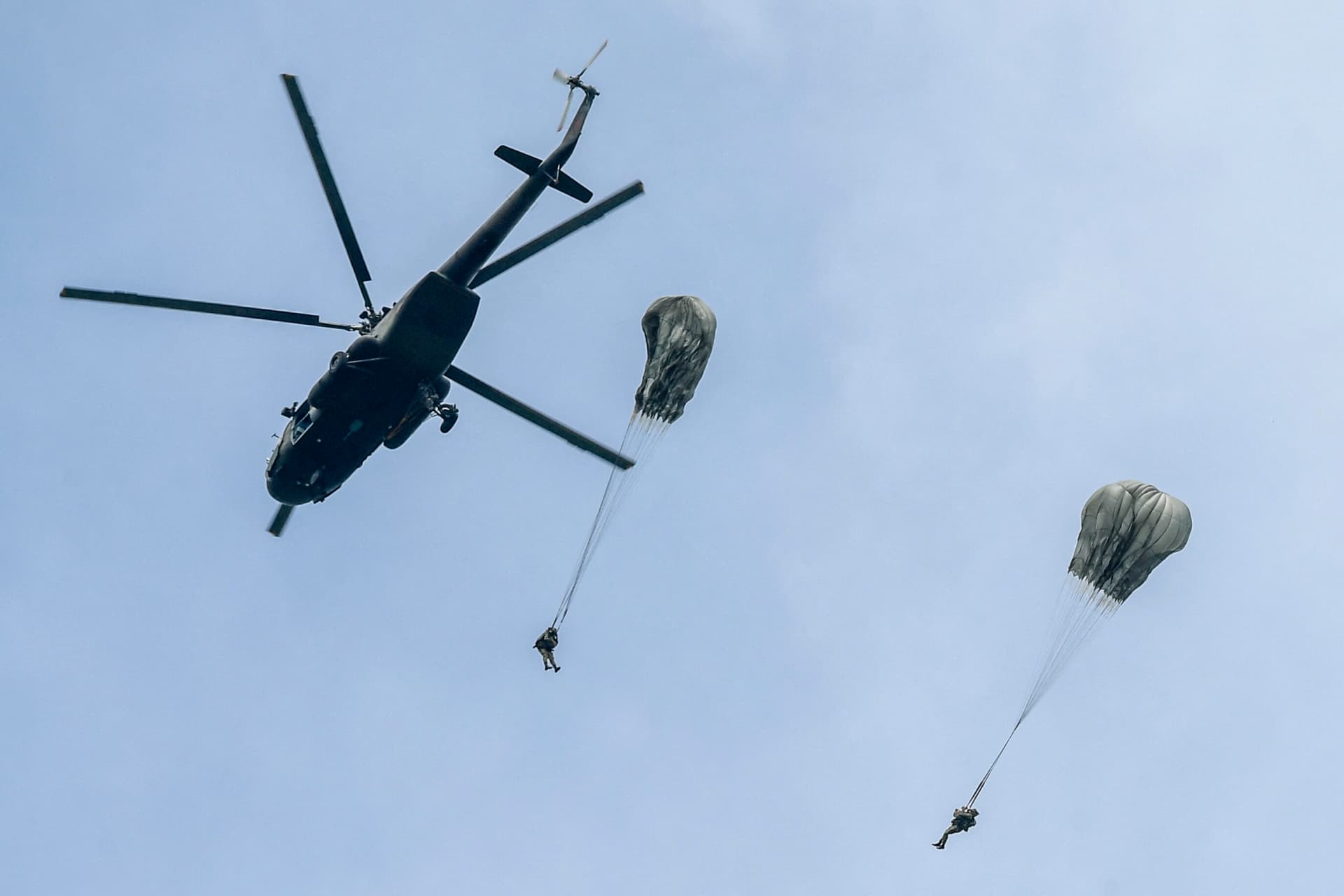 A Pentagon 3000 elit ejtőernyőst vezényel Irán felé