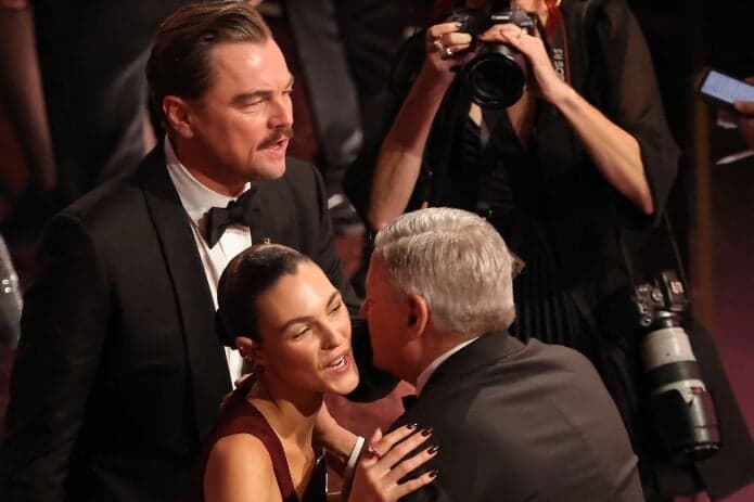 Leonardo DiCaprio egy fiatal modellel érkezett az Oscarra