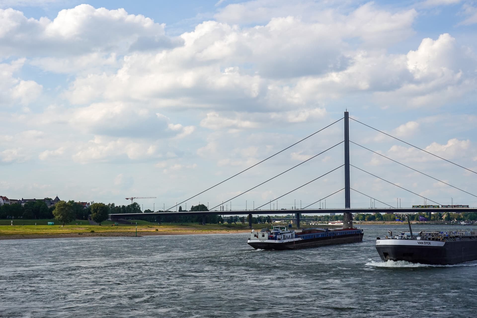 Teherhajó ütközött egy hídnak Düsseldorf közelében