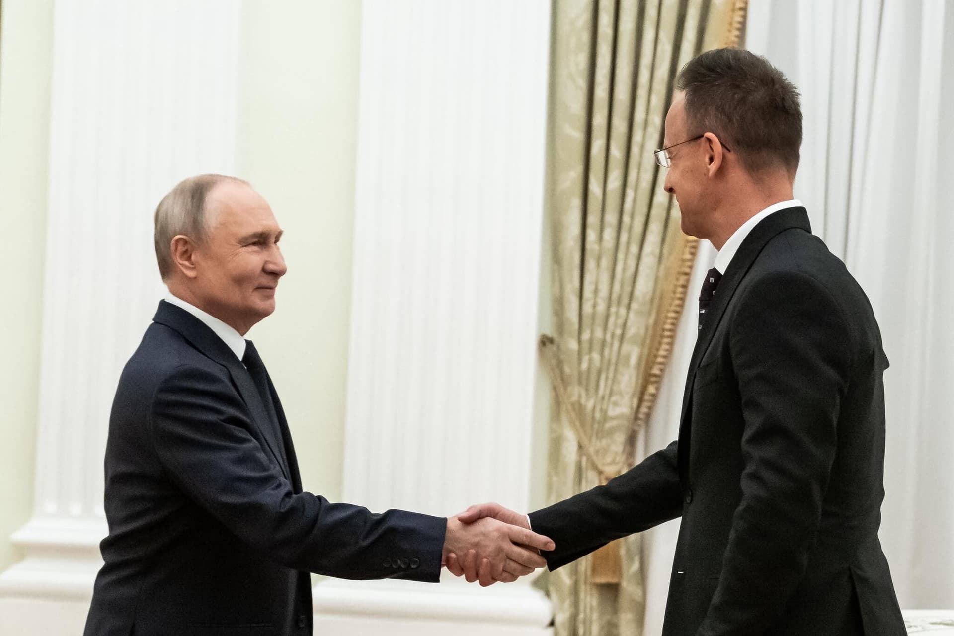 Két hadifoglyot hazahozhat Szijjártó Péter