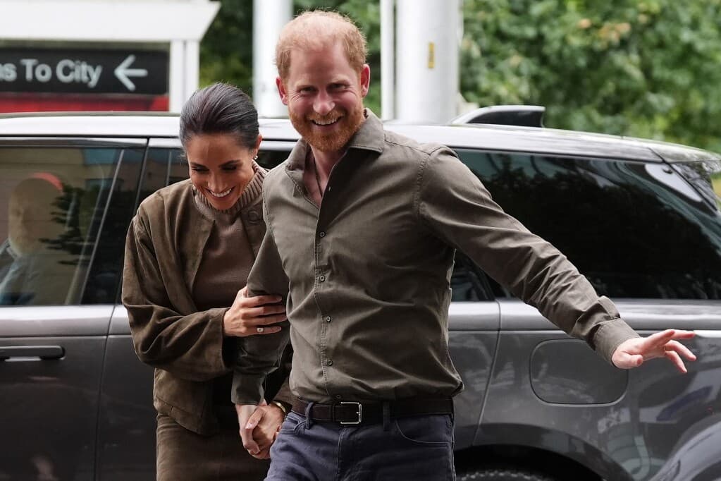 Harry és Meghan négy év után először látogat el az Egyesült Királyságba a családjával