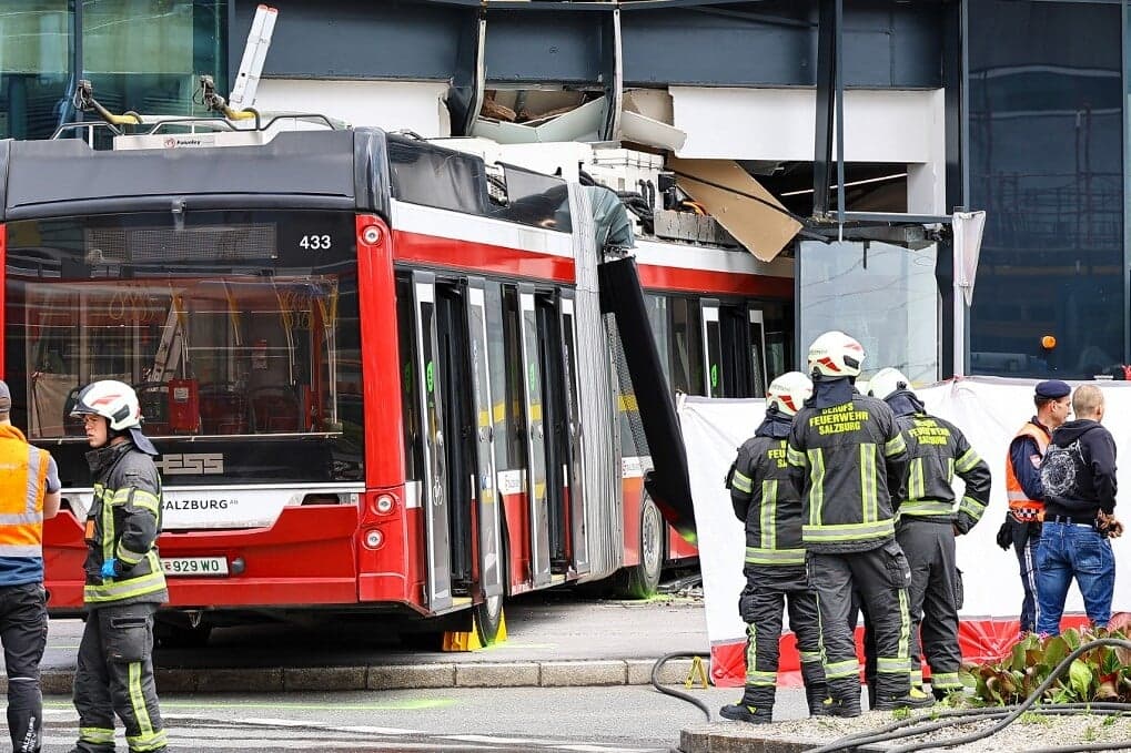 Trolibusz hajtott egy szupermarketbe Salzburgban