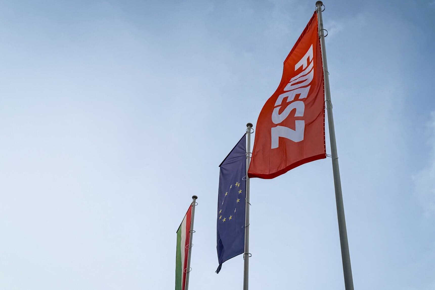 Fidesz eredményváró Fidesz zászló