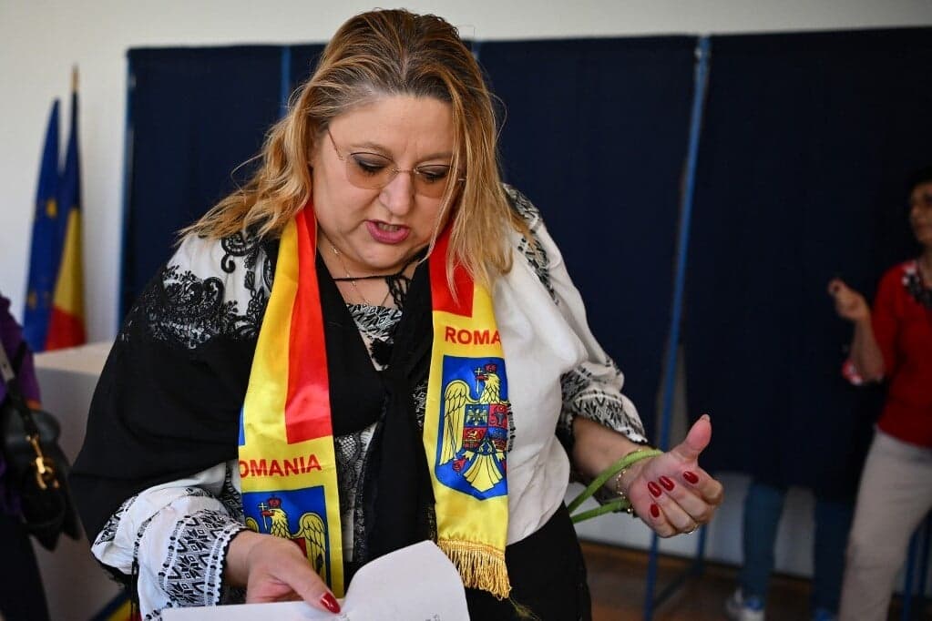 Széttépte az uniós zászlót a román EU-s képviselő
