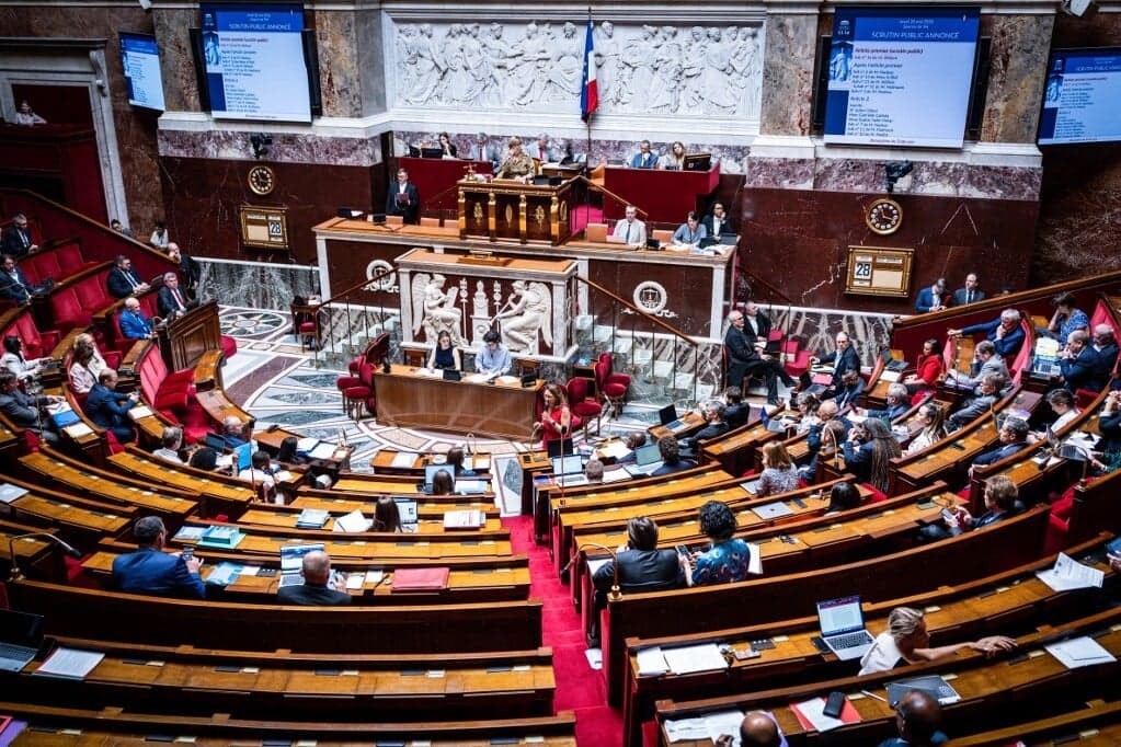 Eltörölte a rabszolgaság feltételeit szabályozó Fekete Törvénykönyvet a francia Nemzetgyűlés