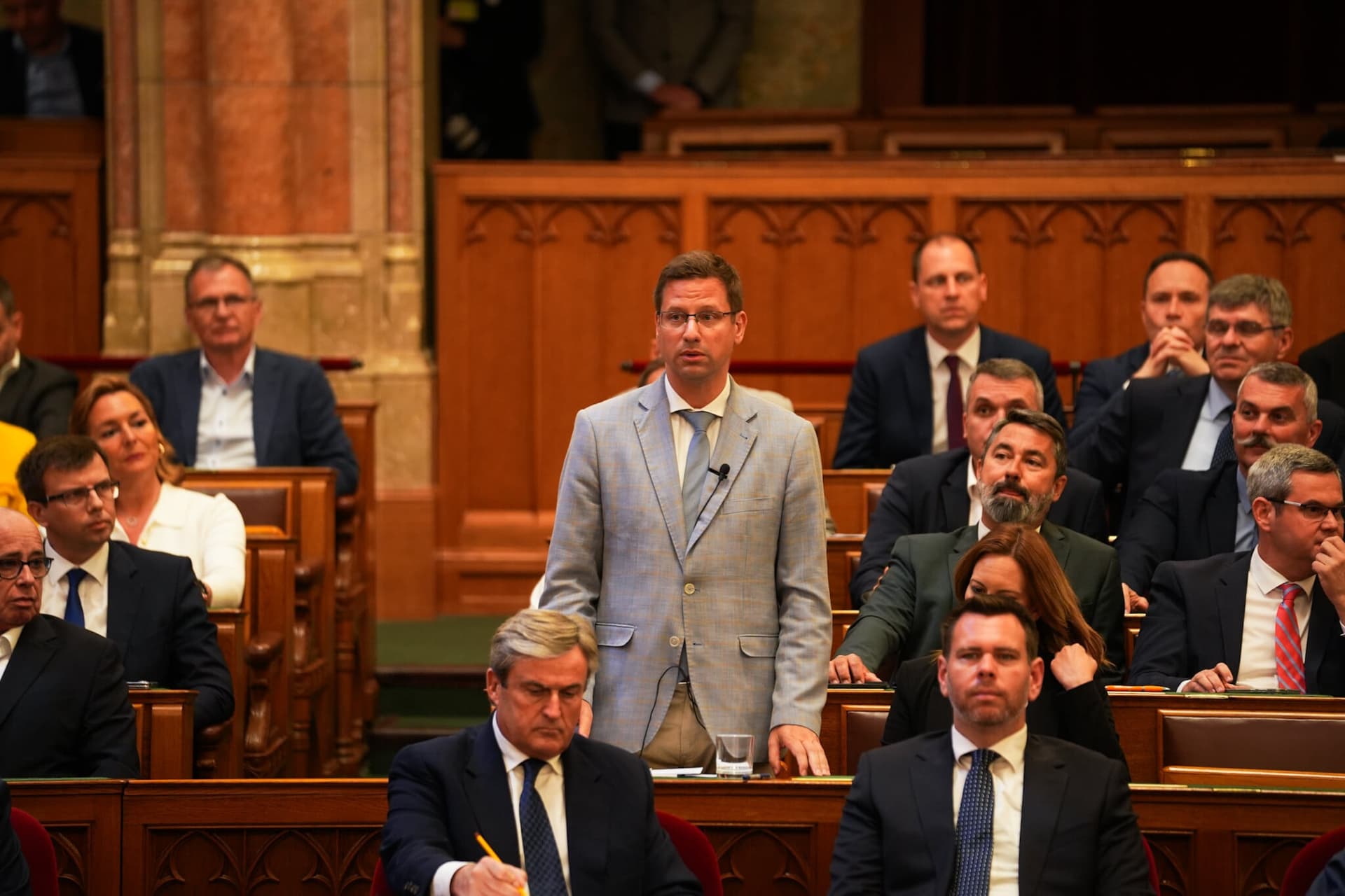 A Fidesz-KDNP megszavazza a képviselői tiszteletdíjak csökkentését