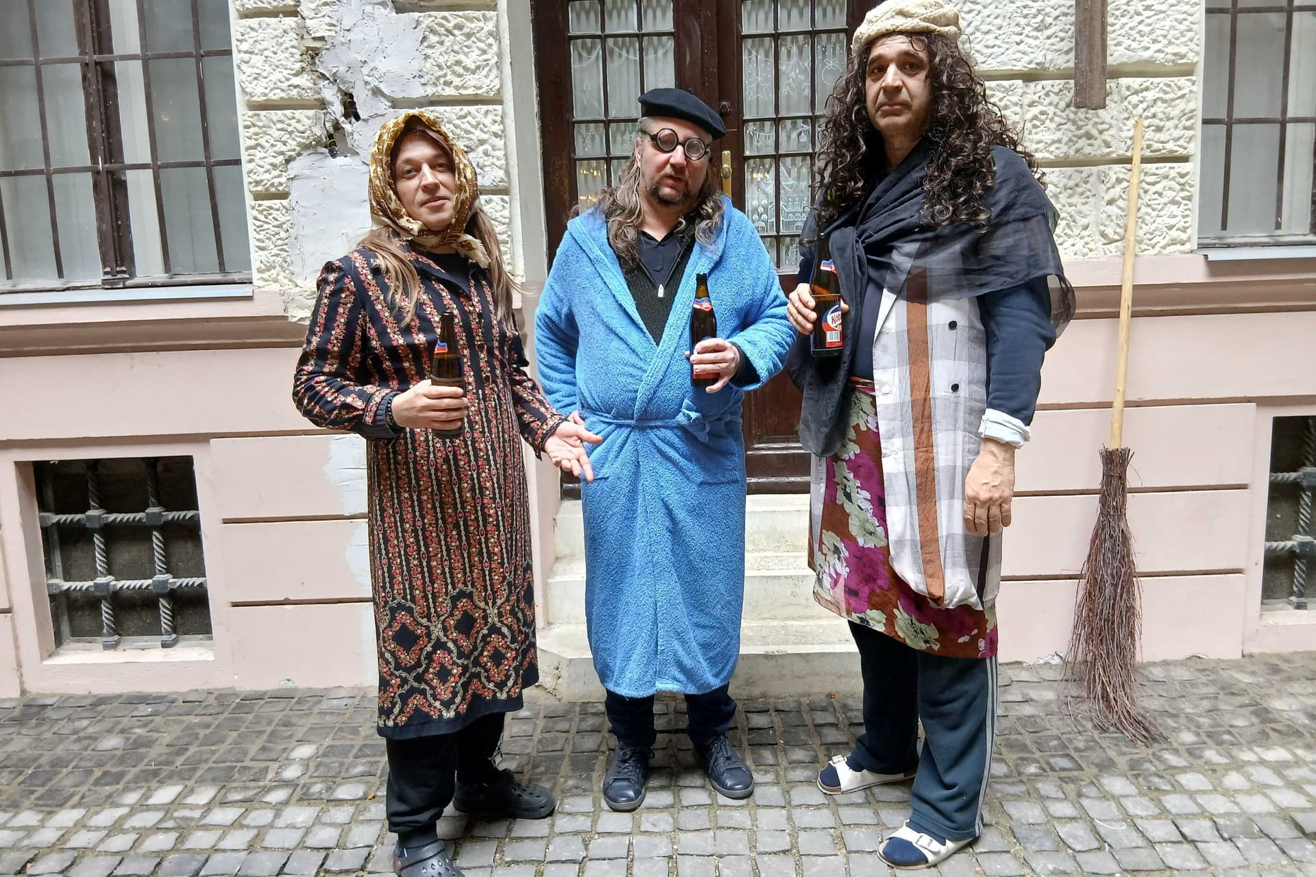 Egy körúti bérház panoptikuma dalba öntve