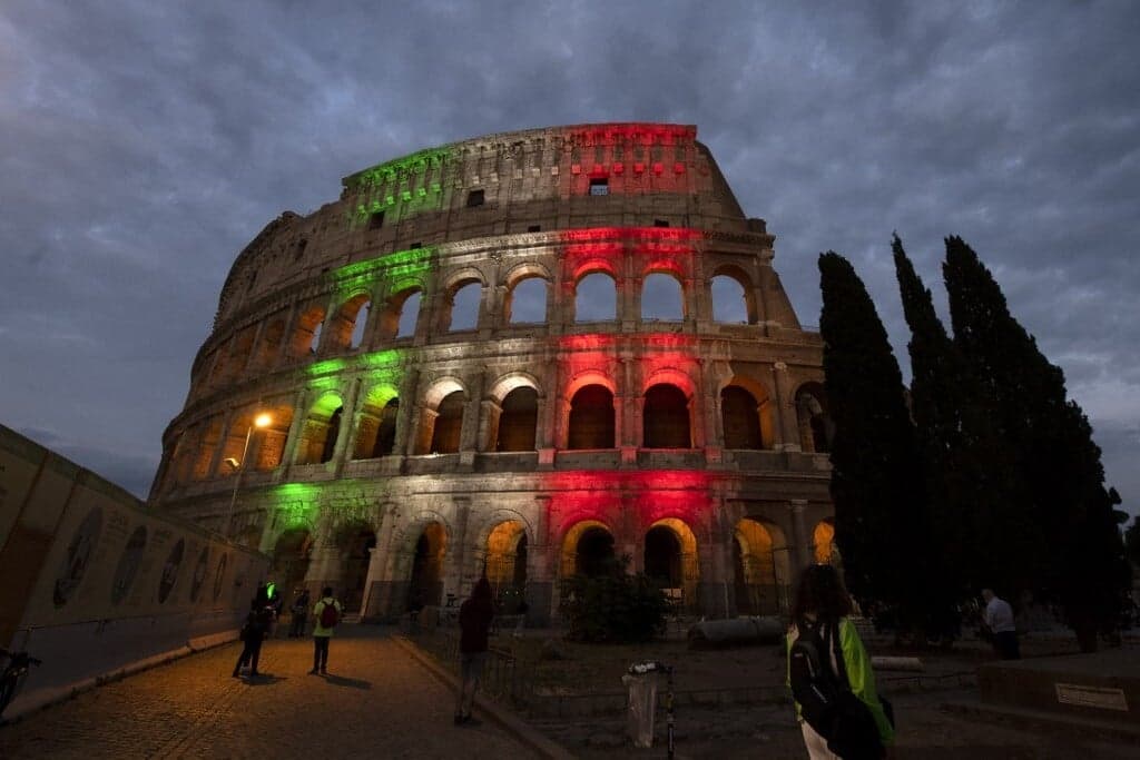 Nemzeti színbe öltöztették a Colosseumot az olasz tűzoltók