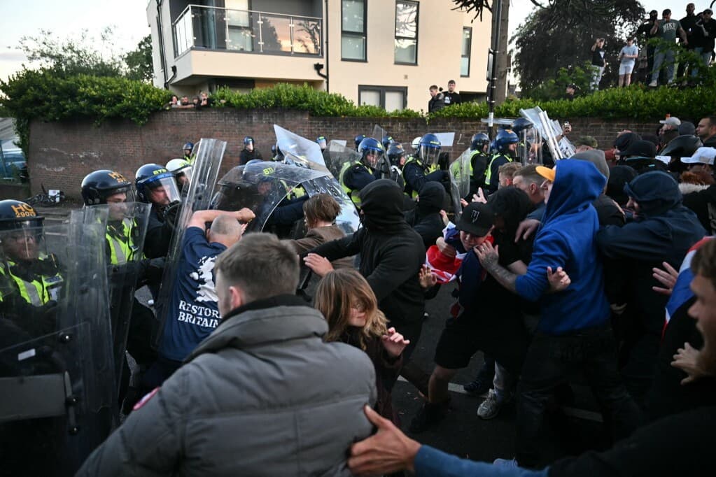 Tüntetők csaptak össze a rendőrséggel Southamptonban