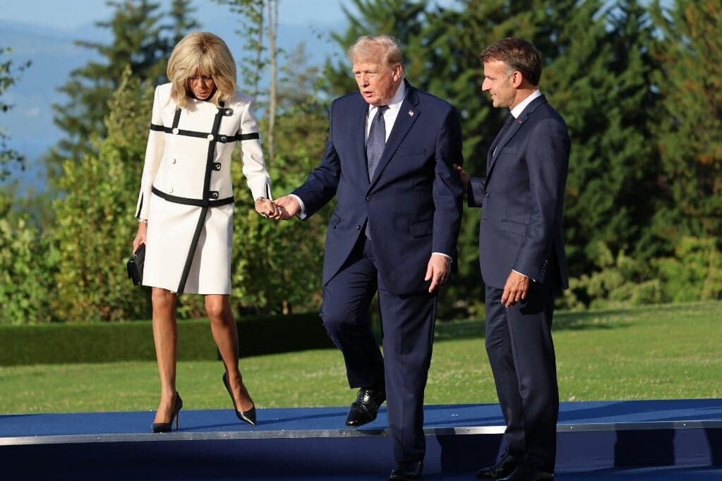 Szájról olvasó felfedi, mit súgott Trump Brigitte Macron fülébe