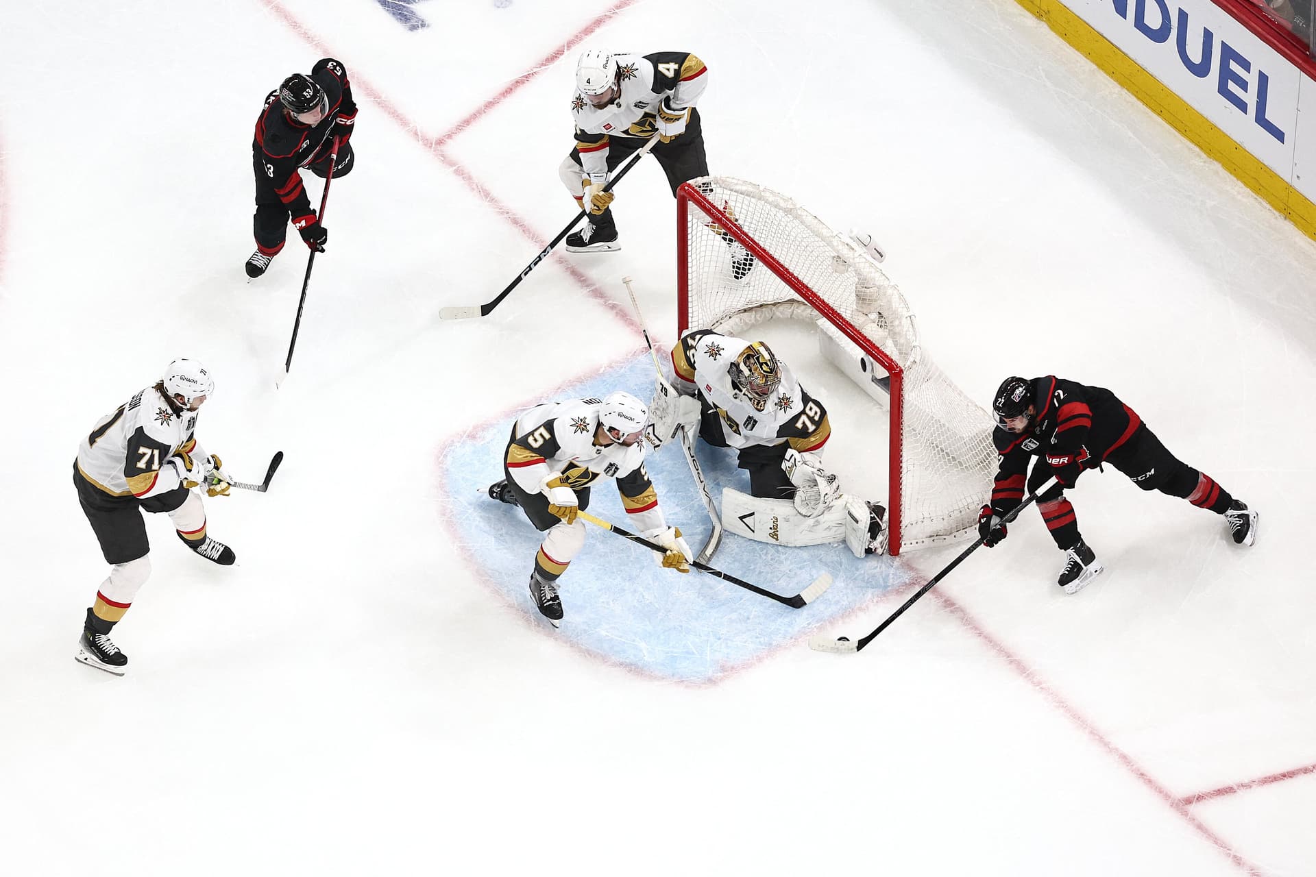 NHL: hosszabbítás után egyenlített a döntőben a Carolina