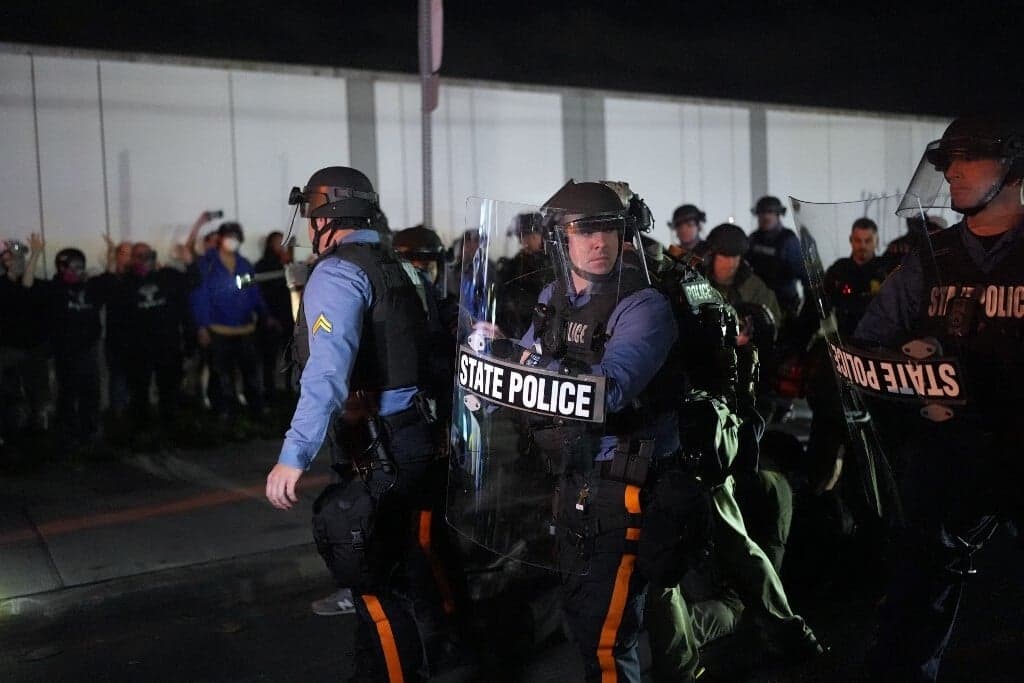 Több tüntetőt őrizetbe vettek New Jersey-ben az amerikai bevándorlási hatóság fogdájánál