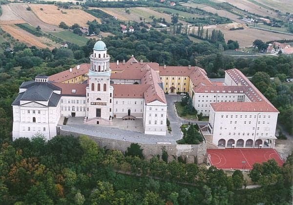 A klasszikus és a kortárs művészet párbeszéde Pannonhalmán