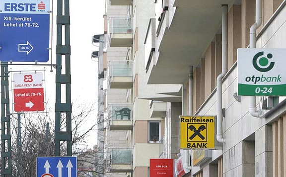 A járvány ellenére a megszokott módon nyitva tarthatnak a bankok