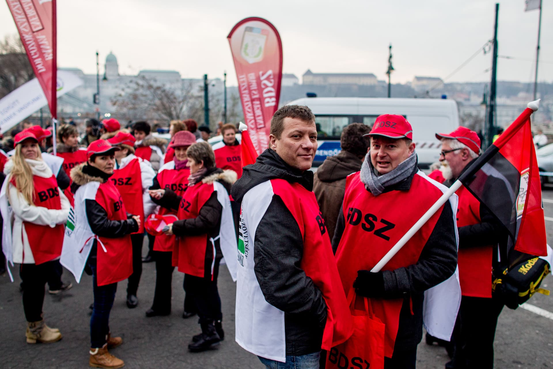 büdzséellenes demonstráció